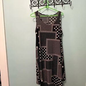 Size L grometric black and white dress